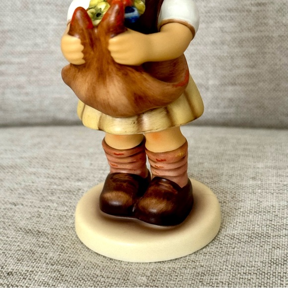 Valentine Loving Wishes - Goebel M. I. Hummel Special Edition Figurine TMK8 - Picture 3 of 9